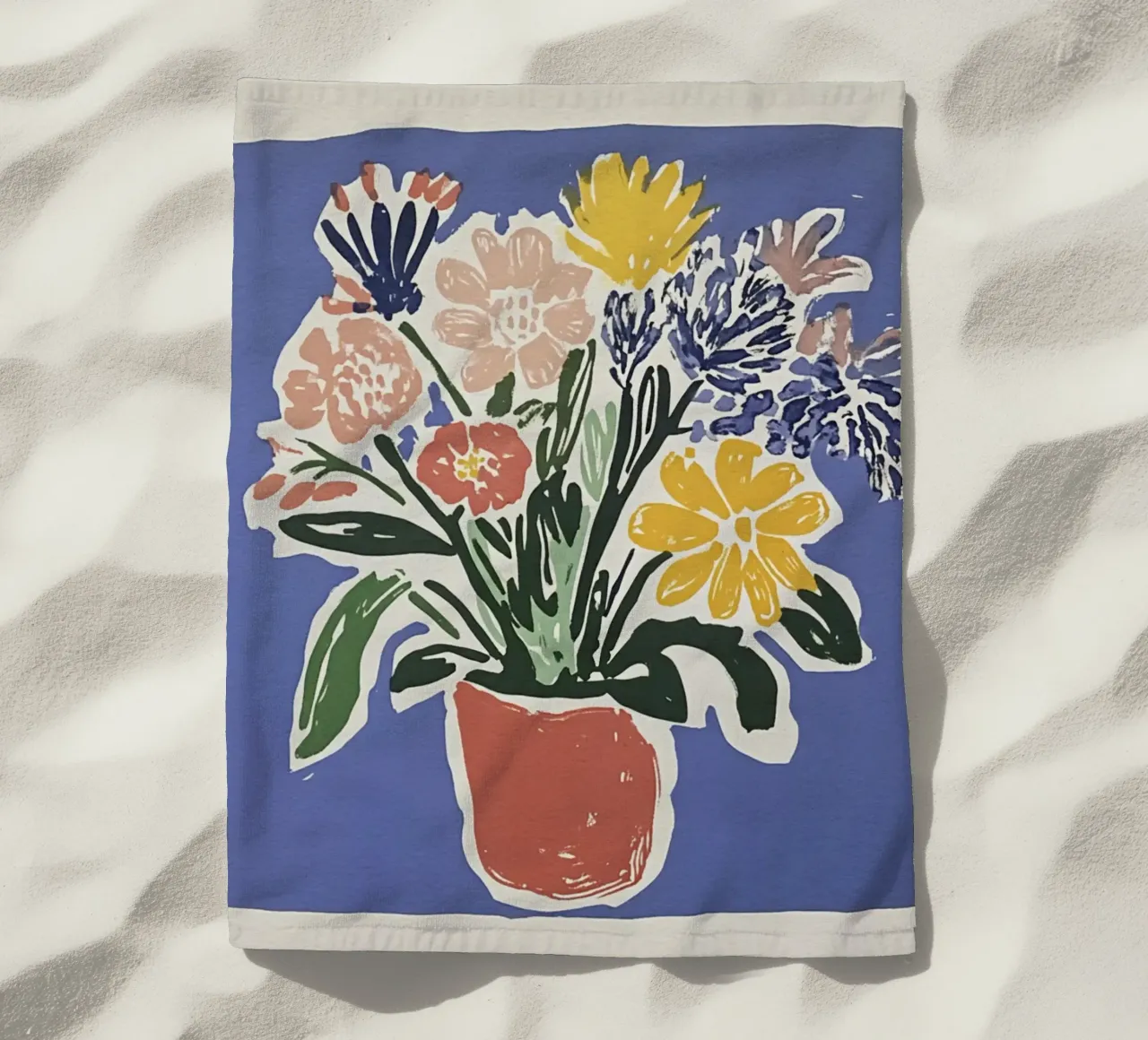 Ramo de flores azules en linograbado de estilo retro de mediados de siglo toalla de playa de Modern Muse