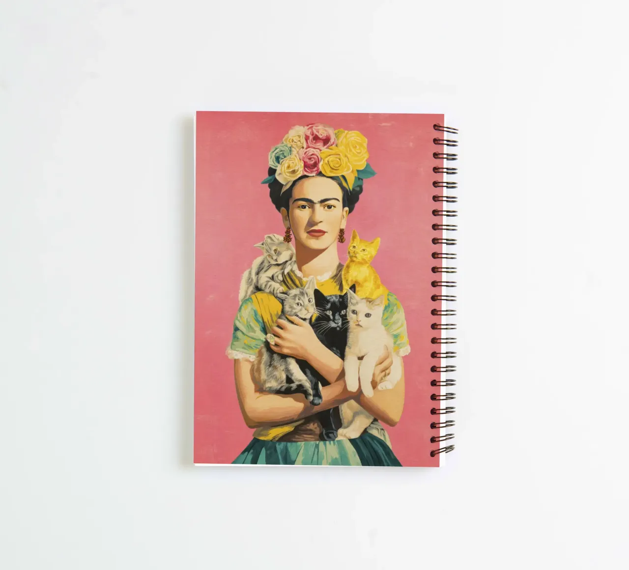 Musa bohémienne con corona floreale in posa con i gattini diario ad anelli da Modern Muse