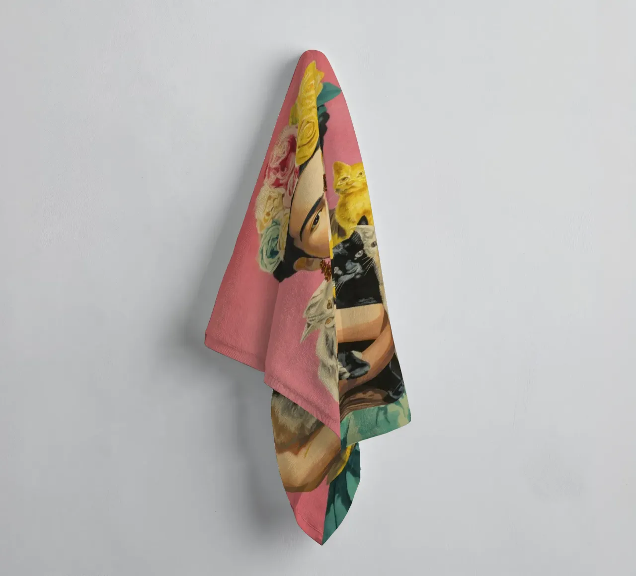 Diva messicana con corona di rose e gattini asciugamano da bagno da Modern Muse