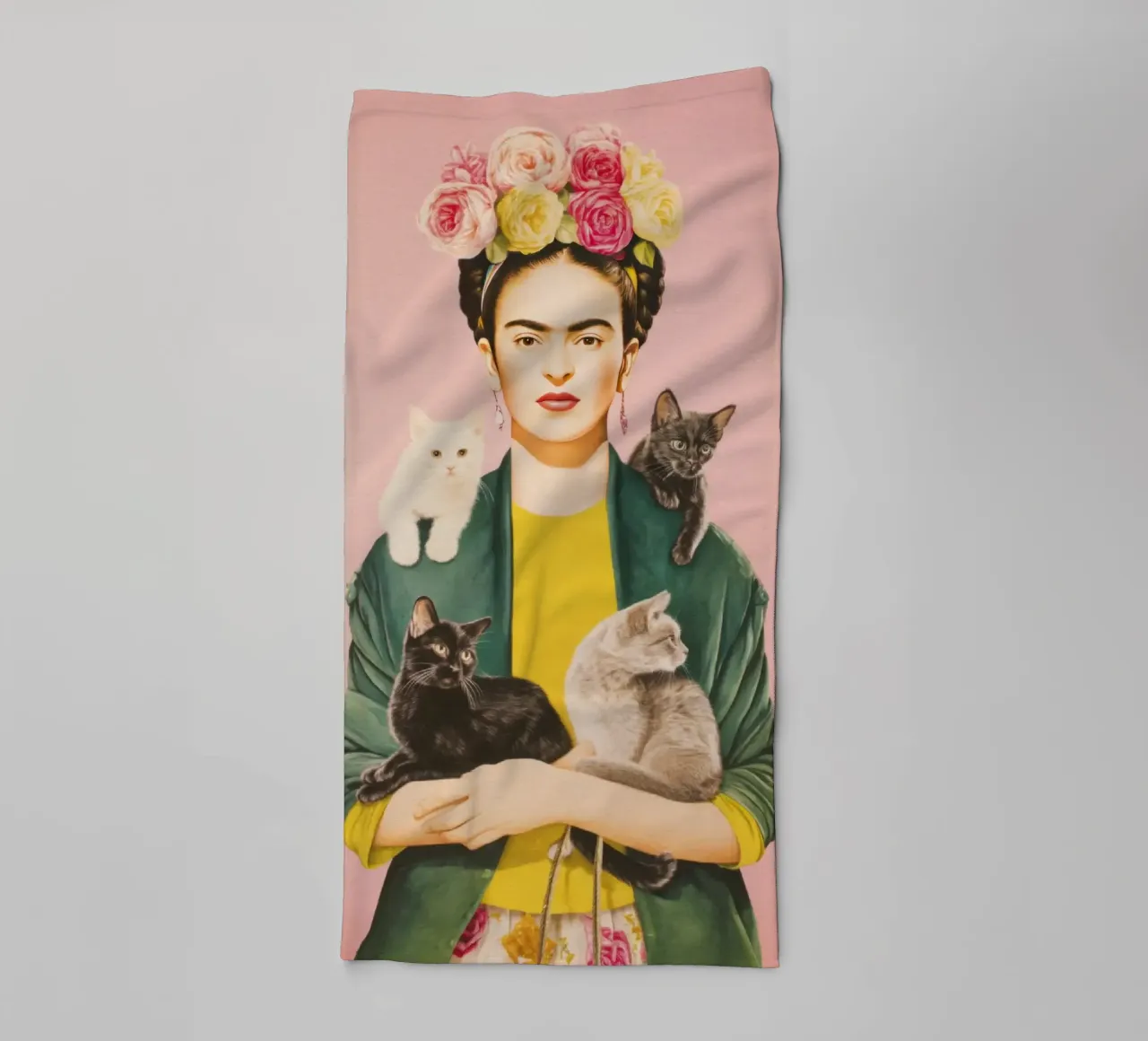 Diva messicana con corona di rose e gattini 1 asciugamano da bagno da Modern Muse