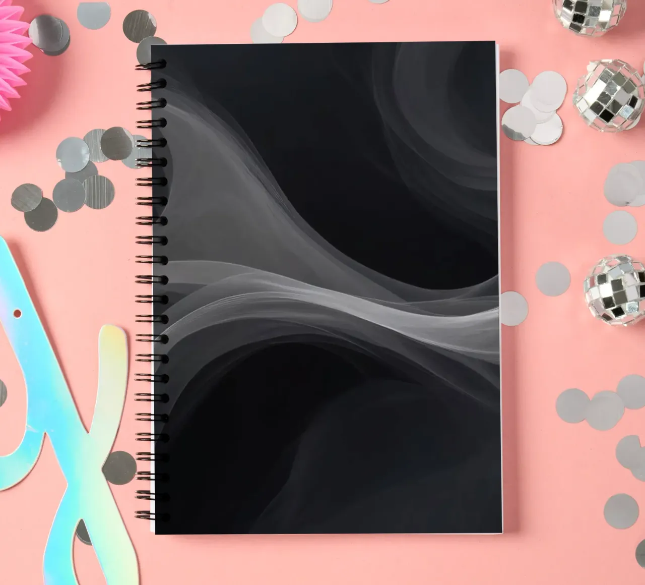 Des tourbillons de fumée dynamiques créent un arrière-plan abstrait pour le mo carnet à spirale de DesignDoodle