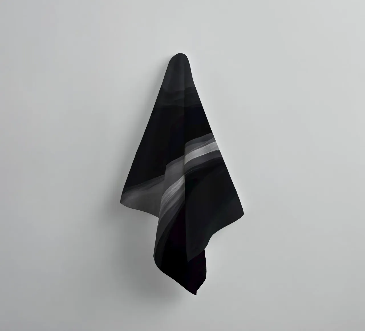 Des tourbillons de fumée dynamiques créent un arrière-plan abstrait pour le mo serviette de bain de DesignDoodle