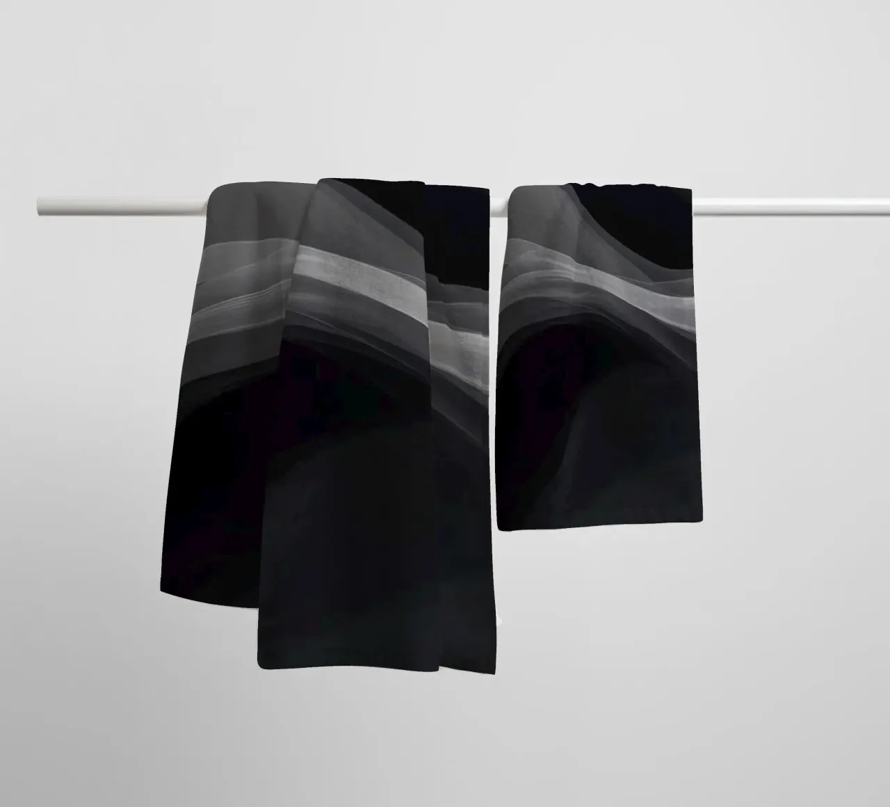 Des tourbillons de fumée dynamiques créent un arrière-plan abstrait pour le mo serviette de bain de DesignDoodle