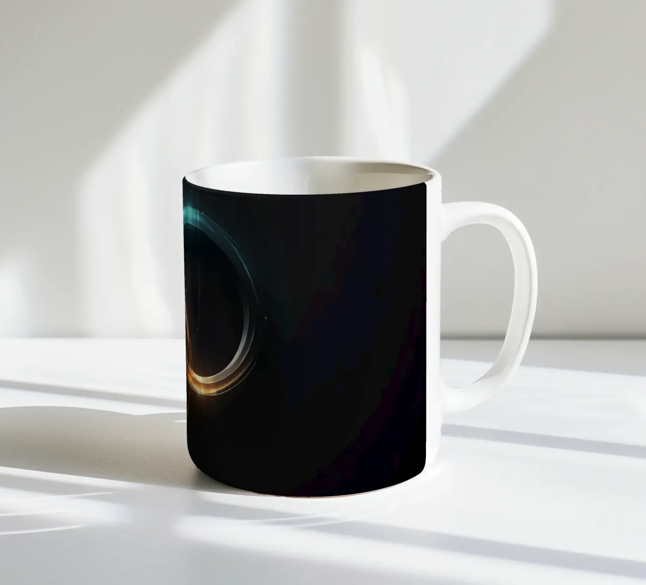 Anelli di luce vorticosi creano un'ipnotica arte astratta tazza in ceramica da DesignDoodle