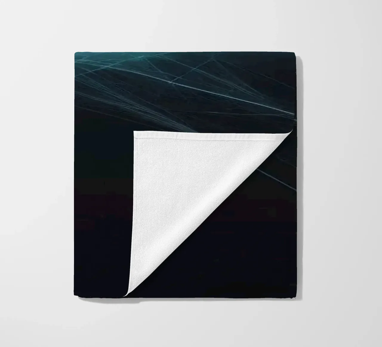 Fond abstrait dynamique avec des lignes vibrantes et un art sombre serviette de plage de DesignDoodle
