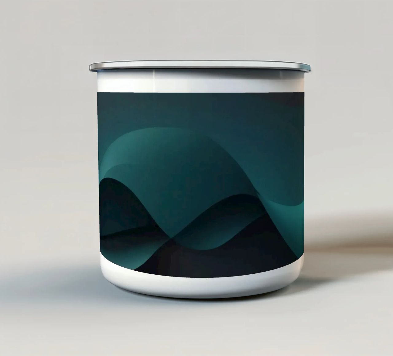Curve morbide e fluide di tonalità verde acqua e scure creano un'atmosfera elegante. tazza in smalto da DesignDoodle