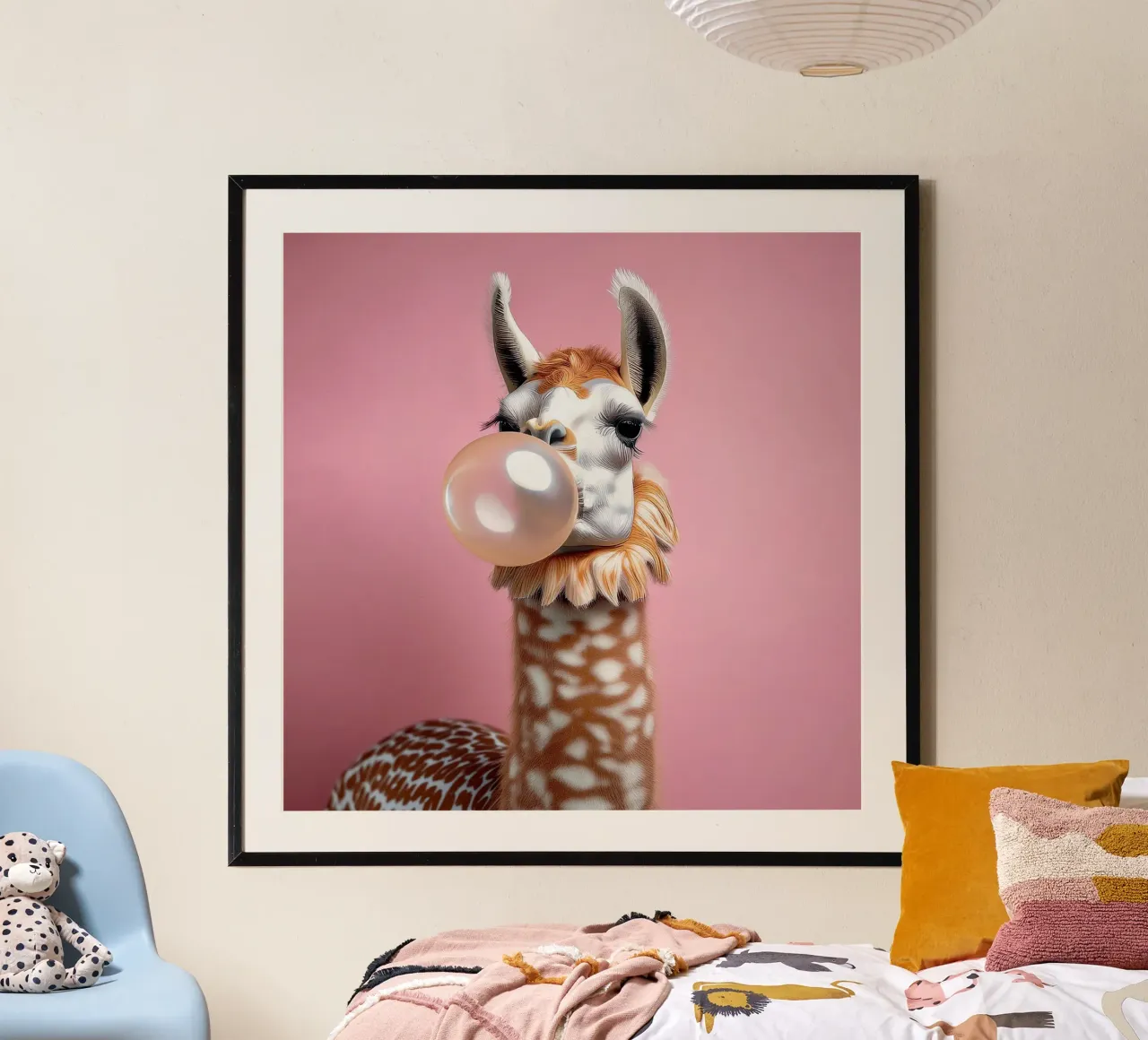 Lama macchiato che soffia gomma da masticare - Pop Art rosa stravagante poster da FlexiDesignsByK
