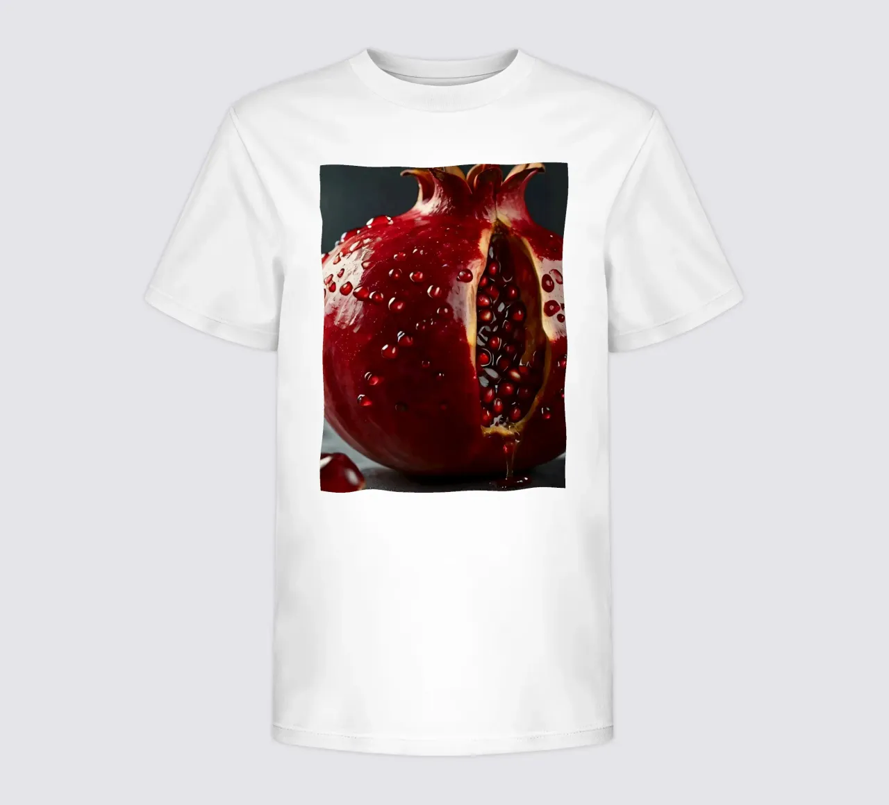 Vers gesneden granaatappel rustend op een donker oppervlak rondom kinder t-shirt van DesignDoodle