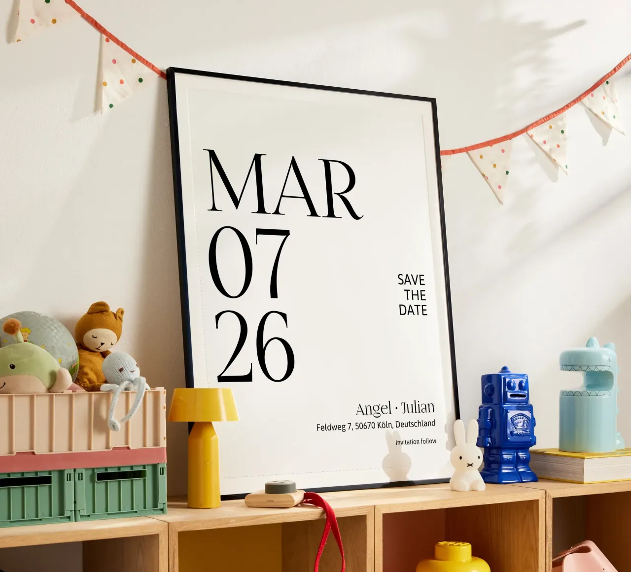 Personalizzazione degli inviti poster con telaio in legno da YV TYPOGRAPHY
