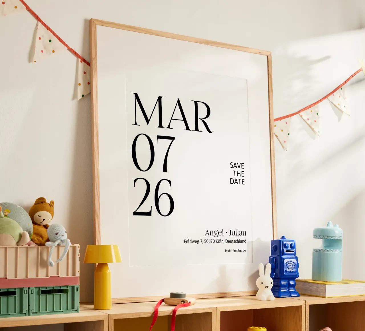 Personalizzazione degli inviti poster con telaio in legno da YV TYPOGRAPHY