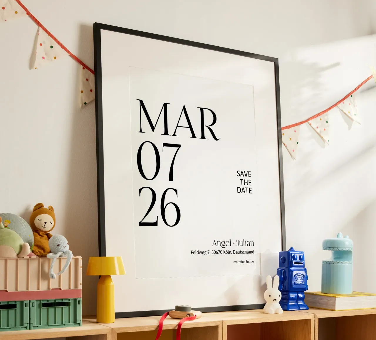 Personalizzazione degli inviti poster con telaio in legno da YV TYPOGRAPHY