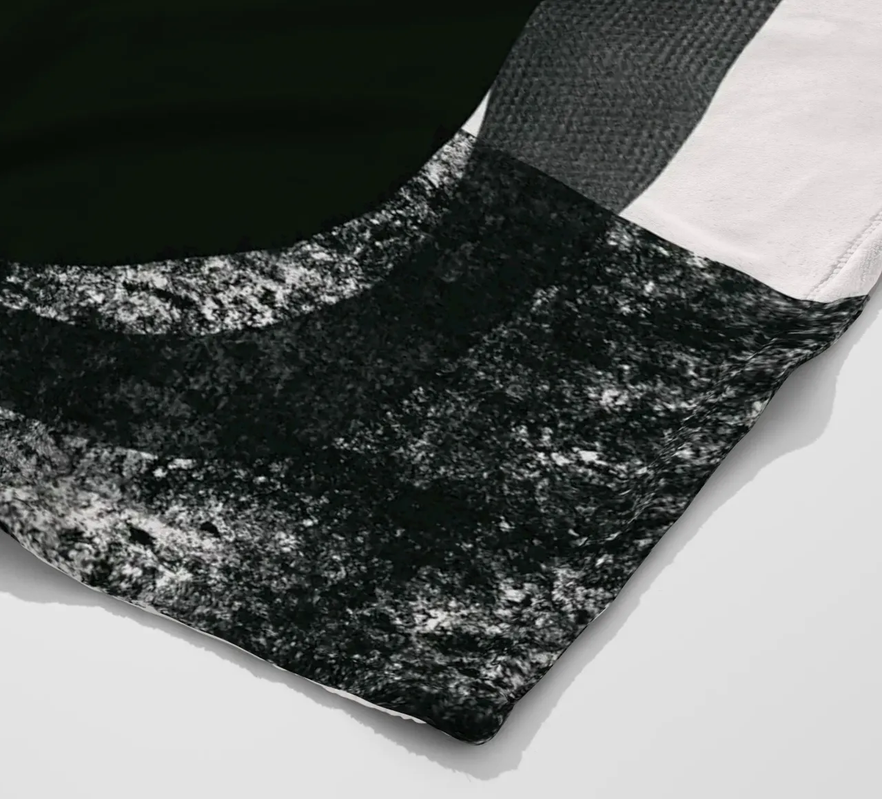 Composizione nera 02 coperta in pile da Little Dean
