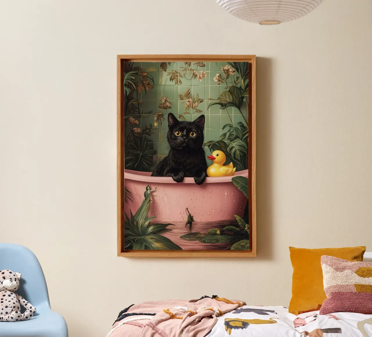 Un gatto che gioca in bagno tela con Cornice a cassetta da Betty Shops