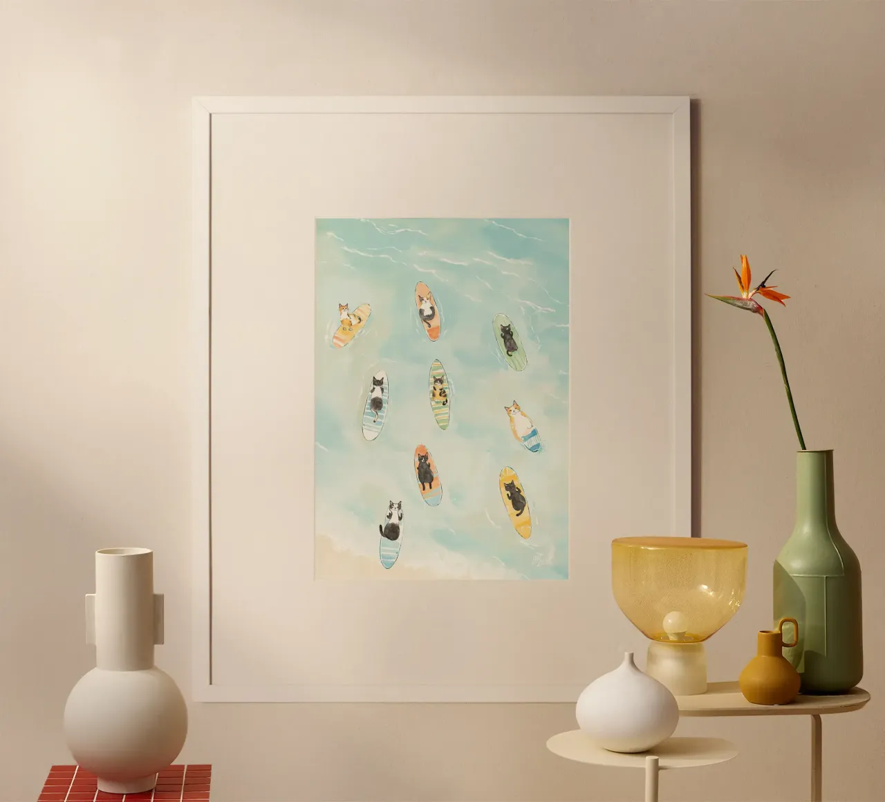 gatto che si rilassa sulla tavola da surf poster con telaio in alluminio da Luke Yaeger