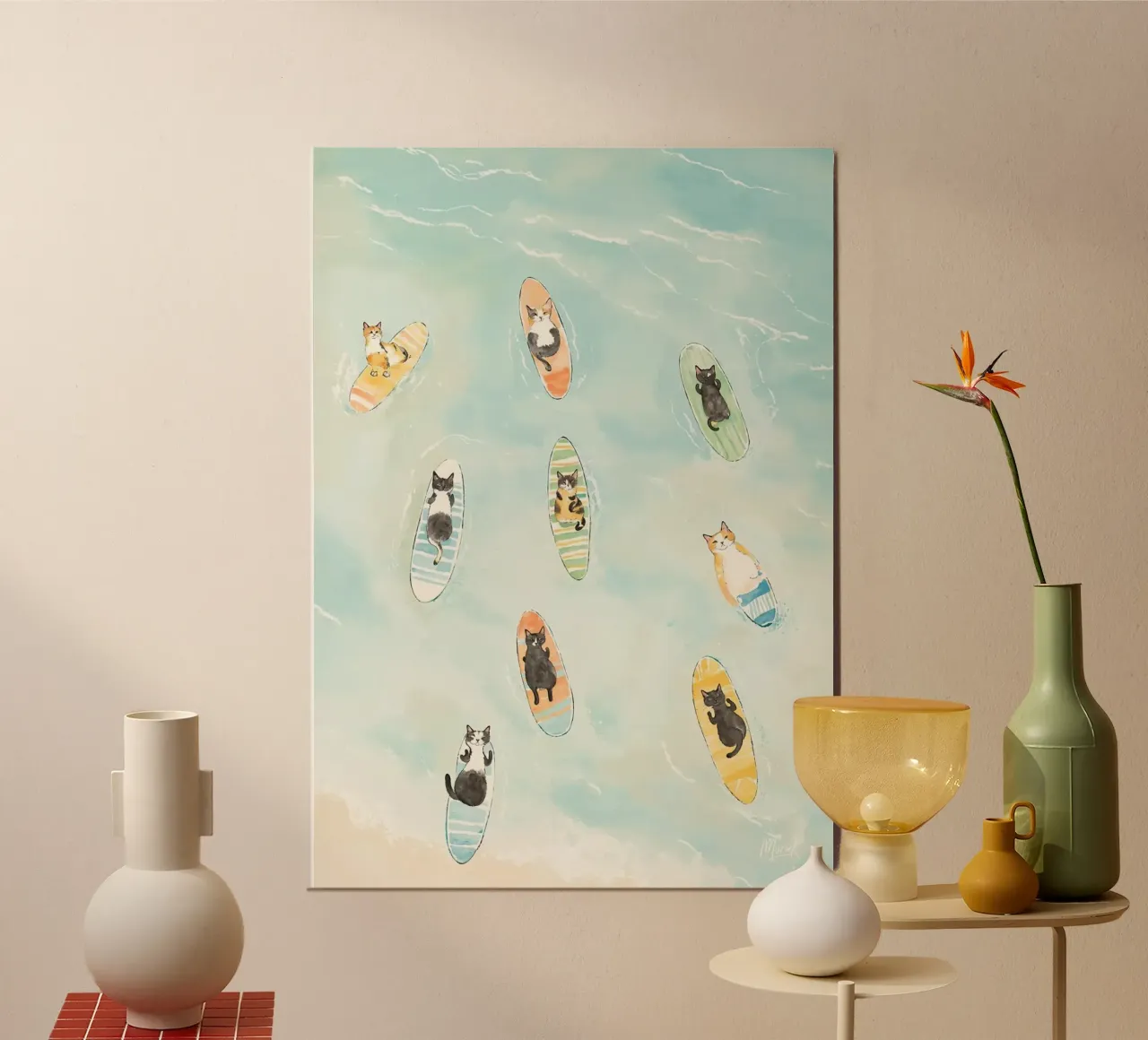 gatto che si rilassa sulla tavola da surf poster con telaio in alluminio da Luke Yaeger