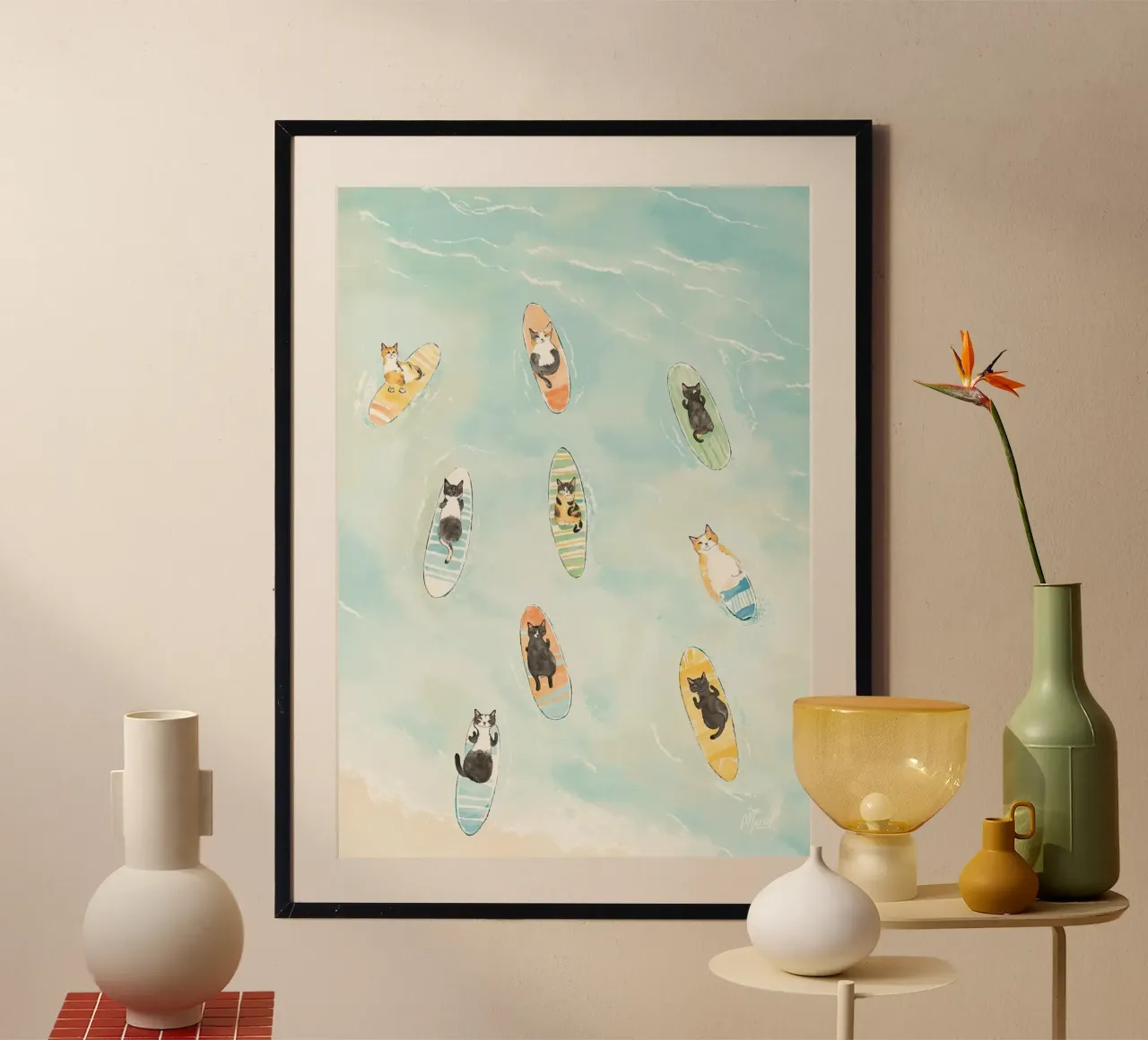 gatto che si rilassa sulla tavola da surf poster con telaio in alluminio da Luke Yaeger