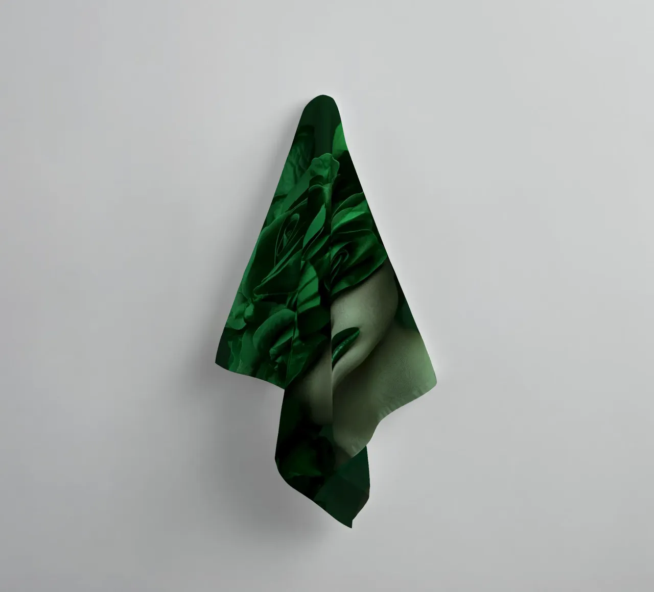 Ritratto femminile in verde asciugamano da bagno da Imagine