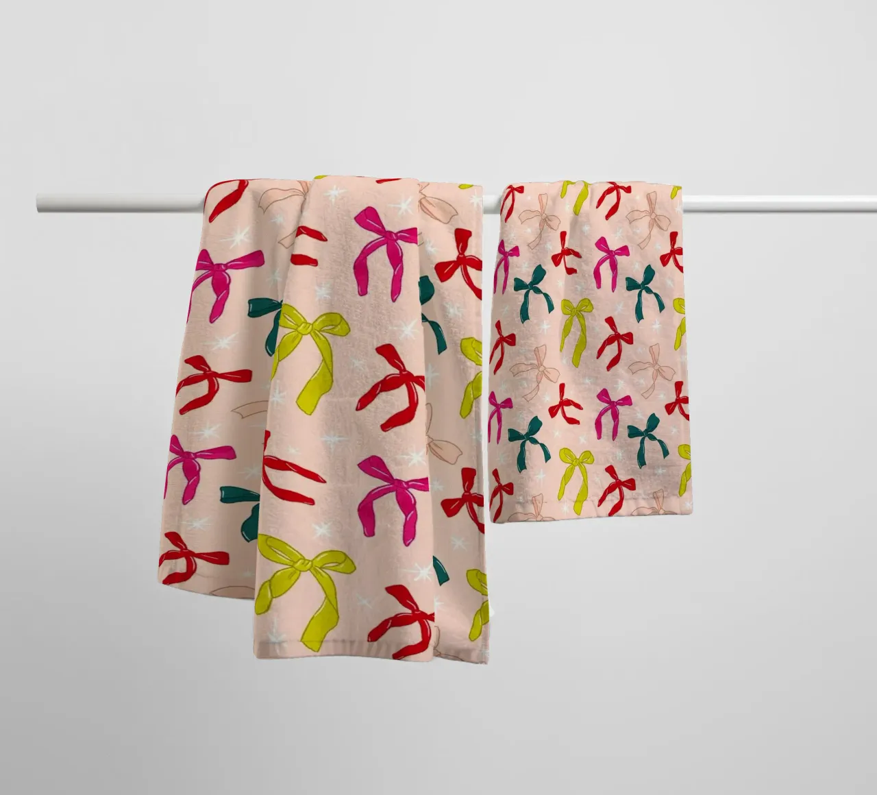 Colorful Bows Pattern on Soft Peach Background asciugamano da bagno da showmemars