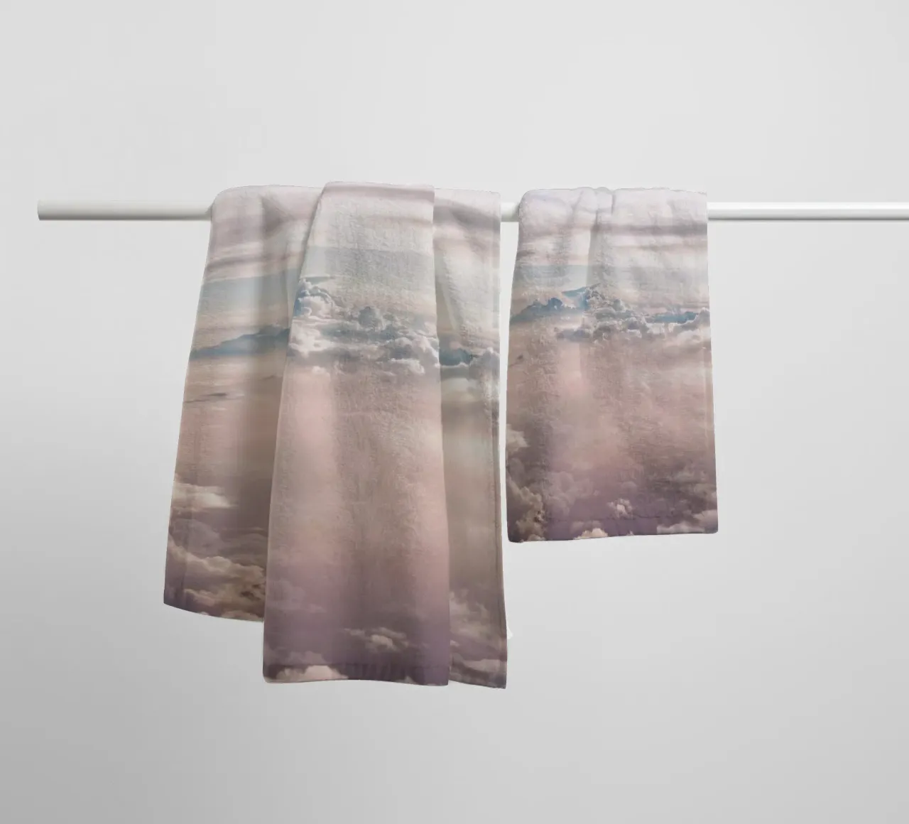 Lost in Clouds asciugamano da bagno da EyeEm Mobile GmbH