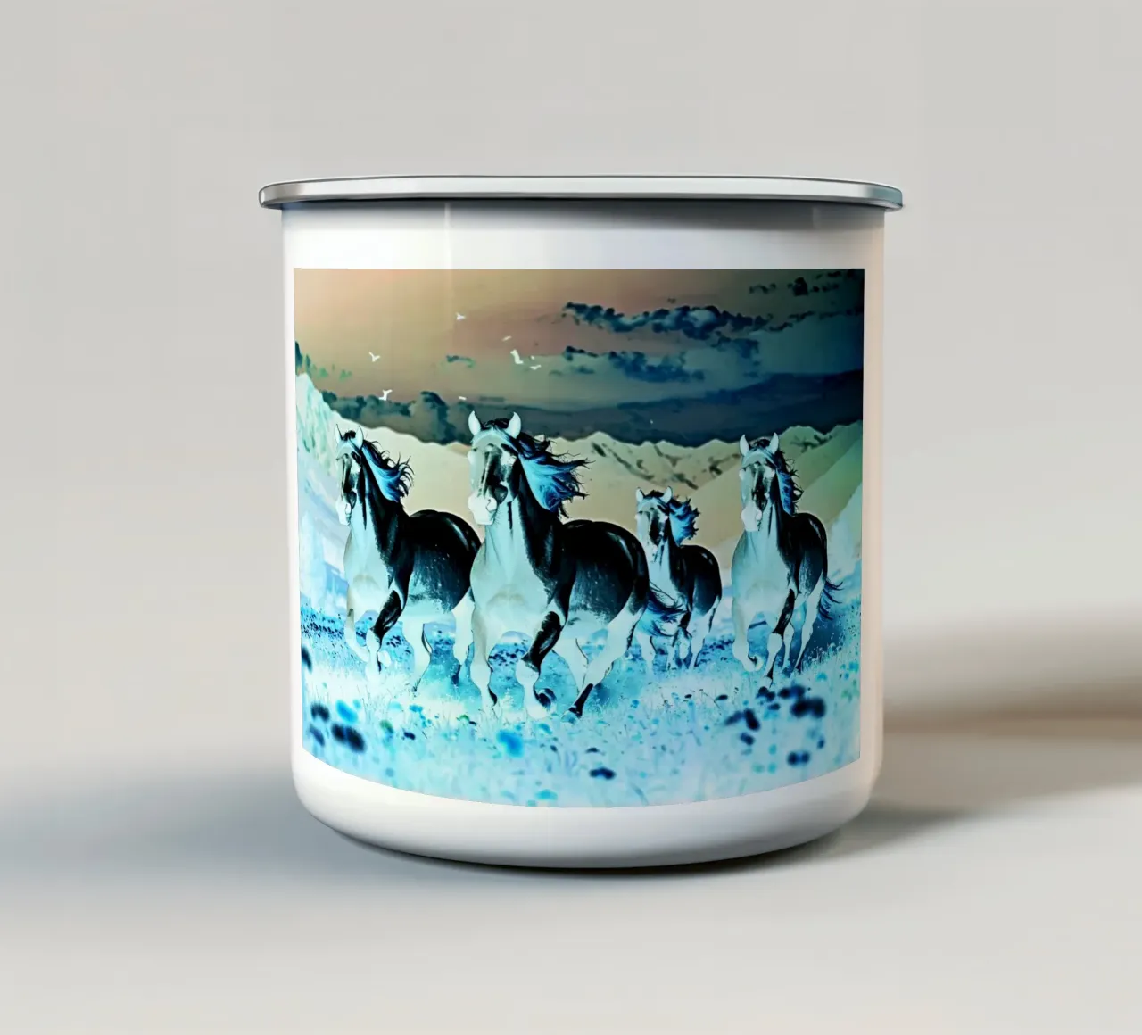 Quatre chevaux qui galopent. Nocturne bleu tazza in smalto da Thierry vobmann photography