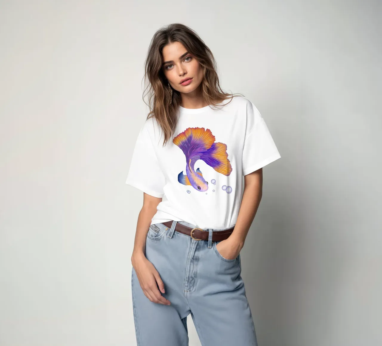 Pesce giapponese di colore viola e arancione. Pesce beta. t-shirt da CalliLetters