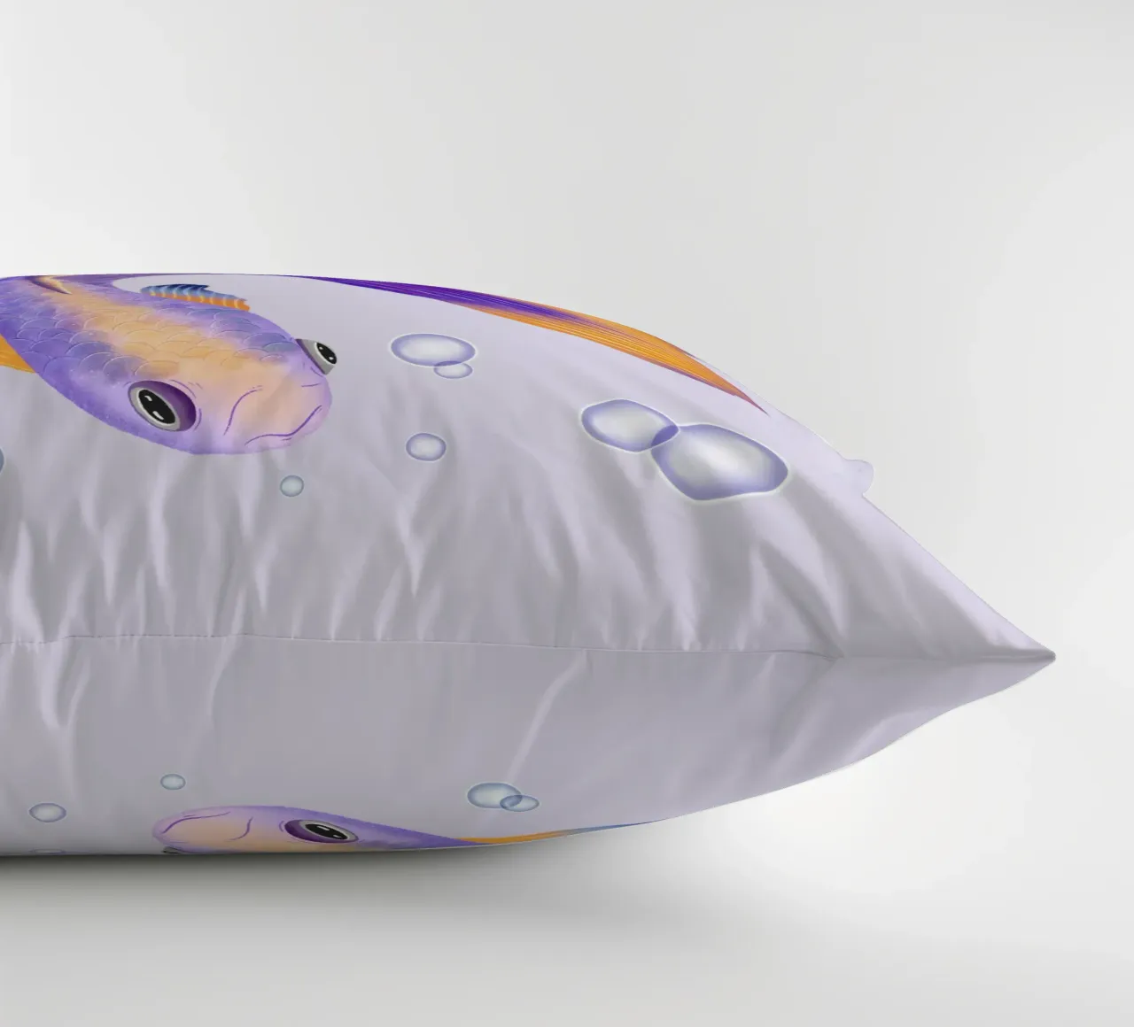 Pesce giapponese di colore viola e arancione. Pesce beta. cuscino da CalliLetters
