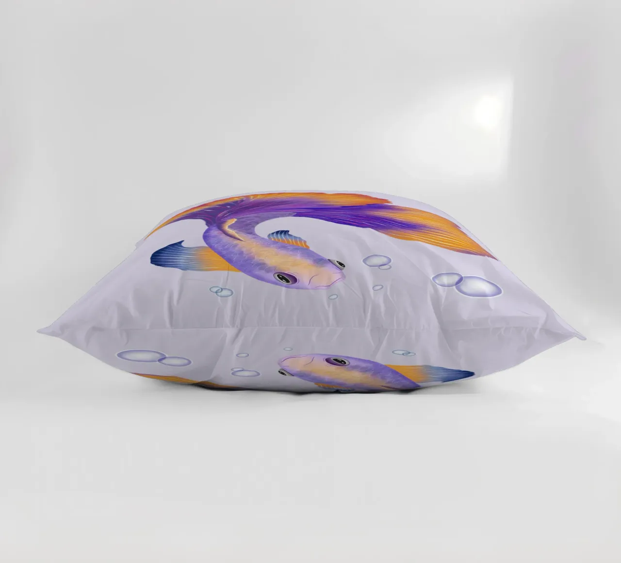 Pesce giapponese di colore viola e arancione. Pesce beta. cuscino da CalliLetters