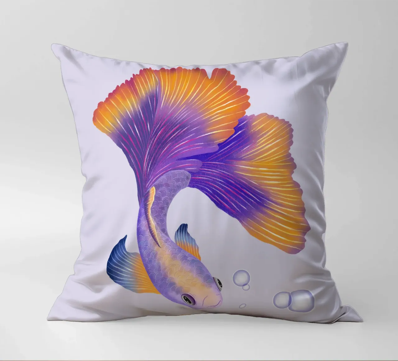 Pesce giapponese di colore viola e arancione. Pesce beta. cuscino da CalliLetters