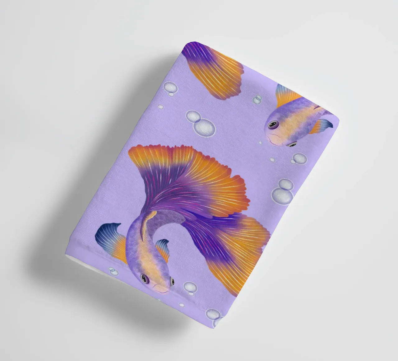 Pesce giapponese di colore viola e arancione. Pesce beta. asciugamano da bagno da CalliLetters