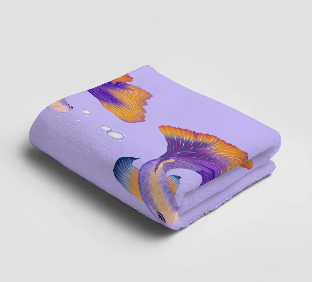 Pesce giapponese di colore viola e arancione. Pesce beta. asciugamano da bagno da CalliLetters