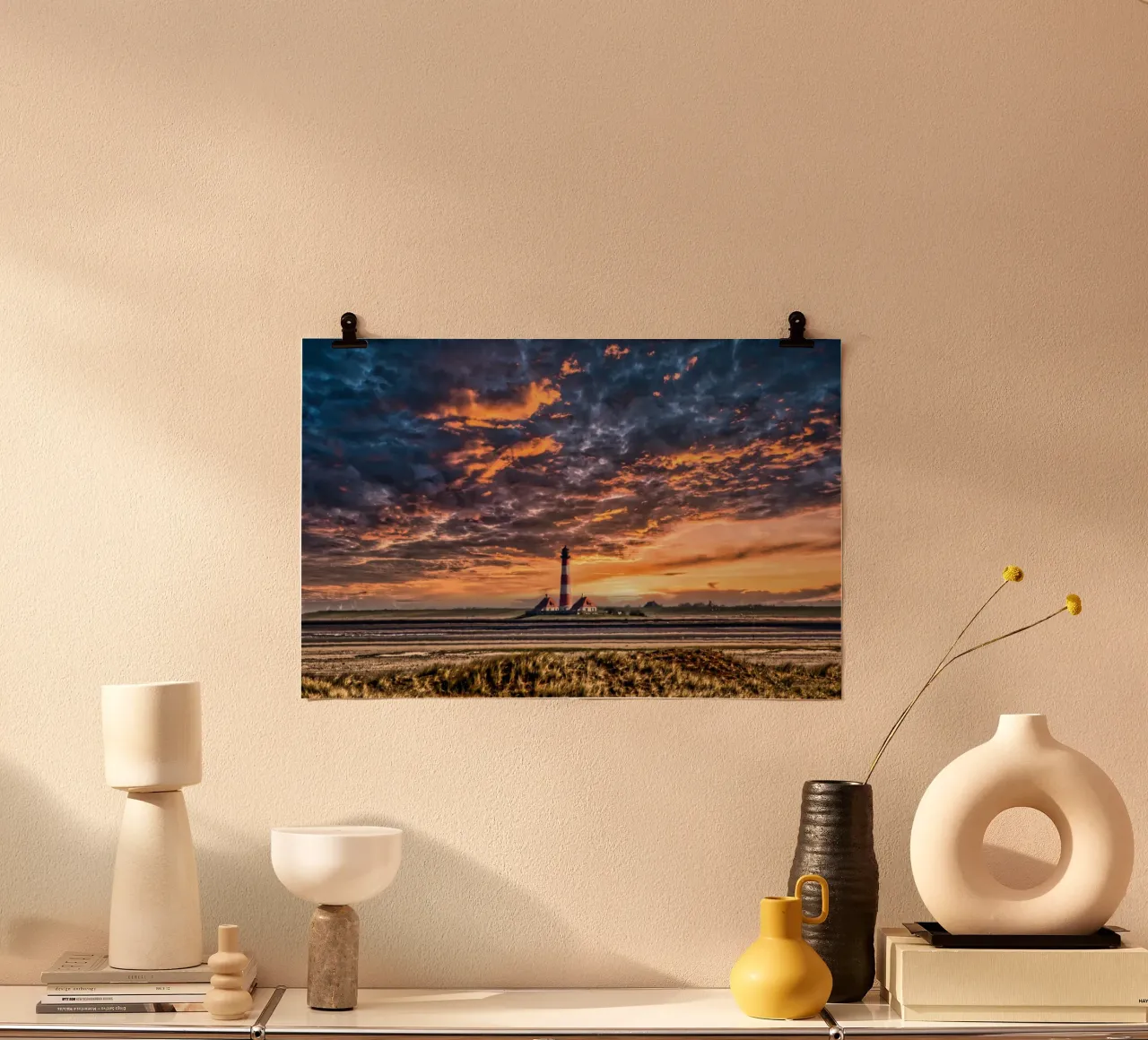 Leuchtturm und Dünen poster con telaio in plastica da kosinsart.gallery