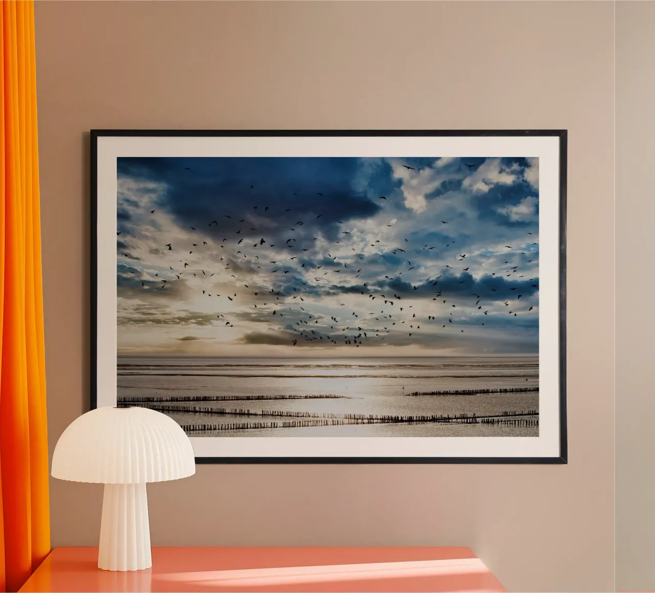 Wattlandschaft mit Vogelschwarm poster con telaio in legno da kosinsart.gallery