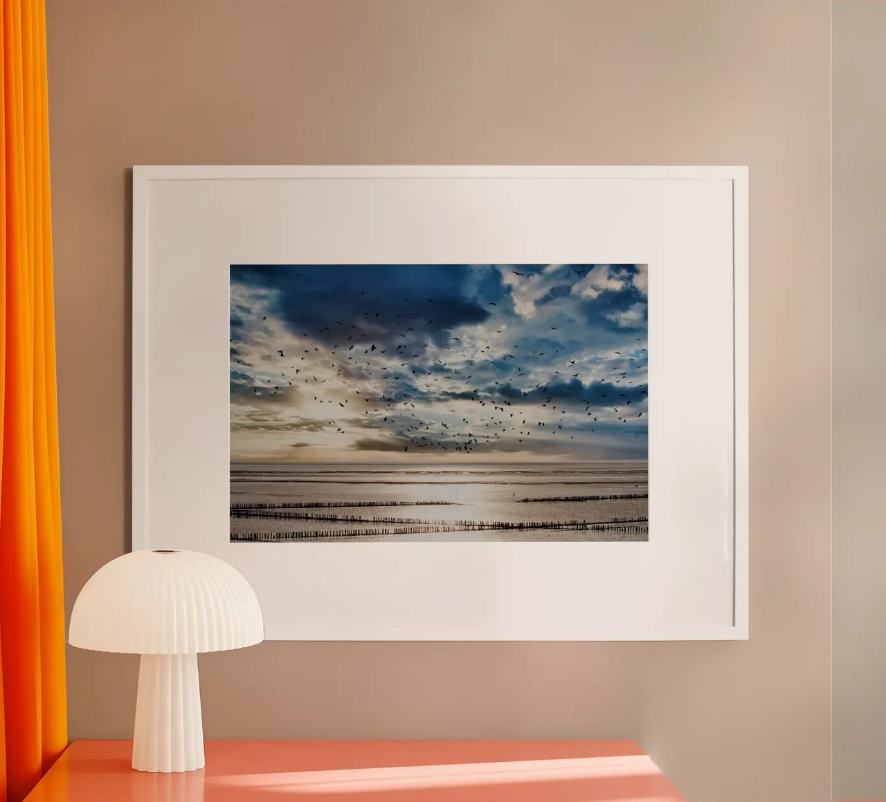 Wattlandschaft mit Vogelschwarm poster con telaio in legno da kosinsart.gallery