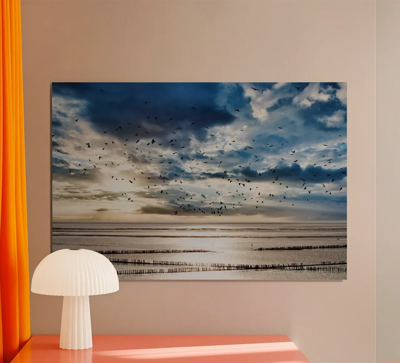 Wattlandschaft mit Vogelschwarm poster con telaio in legno da kosinsart.gallery