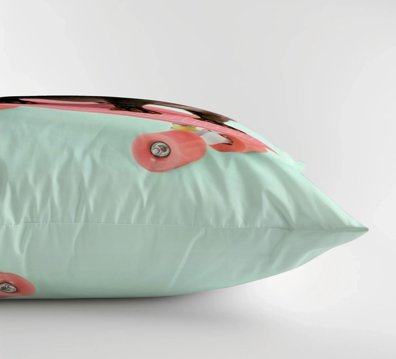 Skate Otter cuscino da Paul Fuentes Design