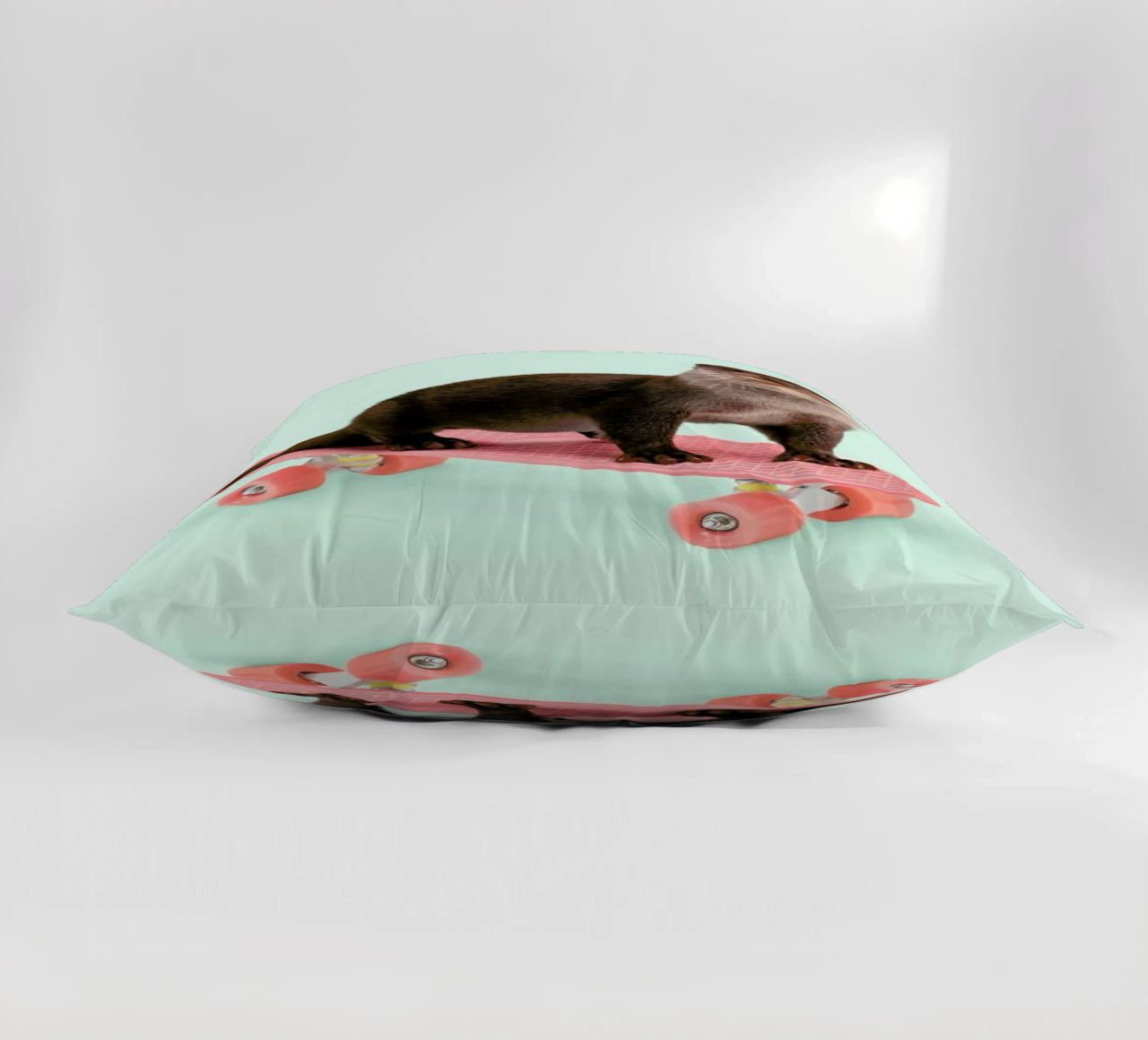 Skate Otter cuscino da Paul Fuentes Design