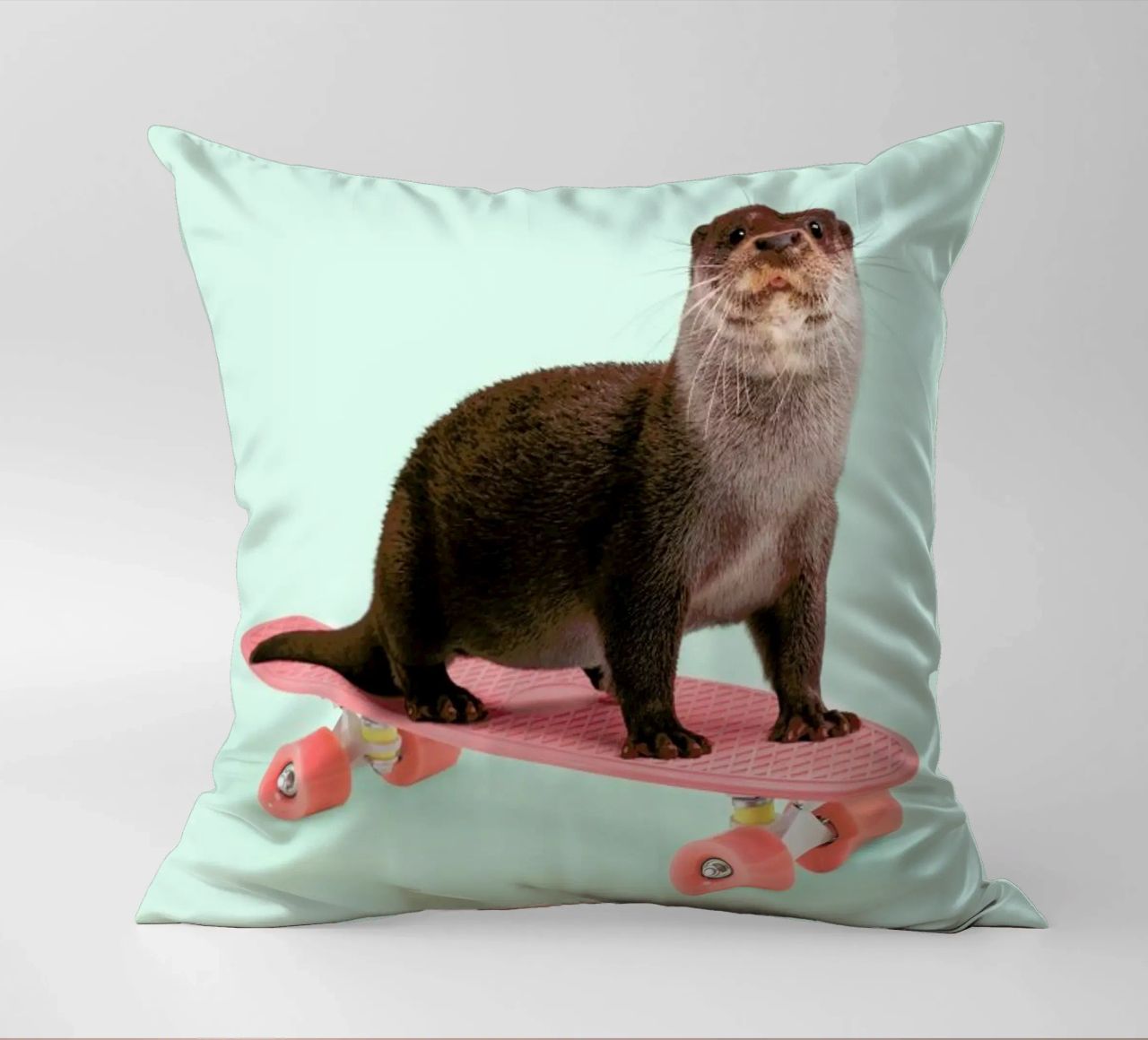 Skate Otter cuscino da Paul Fuentes Design