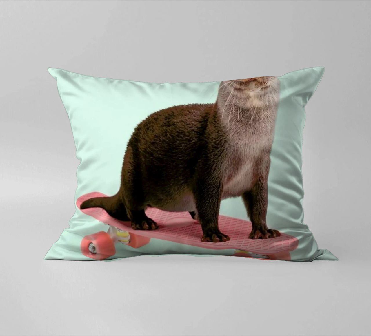 Skate Otter cuscino da Paul Fuentes Design