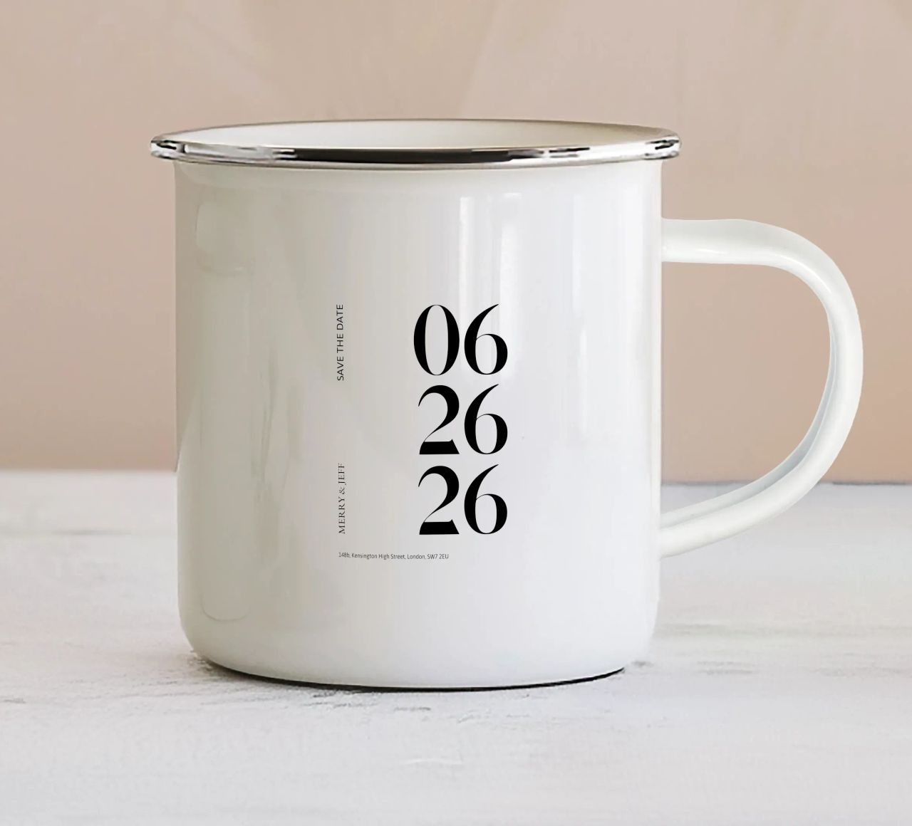 Personalizzazione degli inviti tazza in smalto da YV TYPOGRAPHY