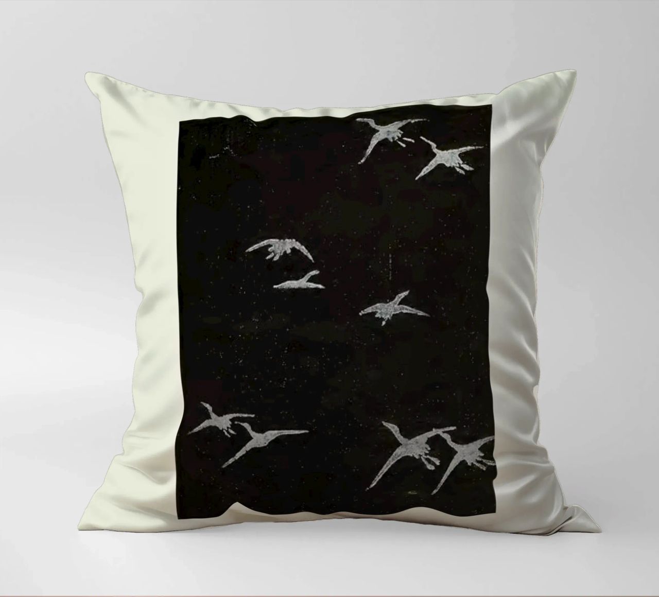 Shin-Bijutsukai - In Flight cuscino da Vintage by JUNIQE