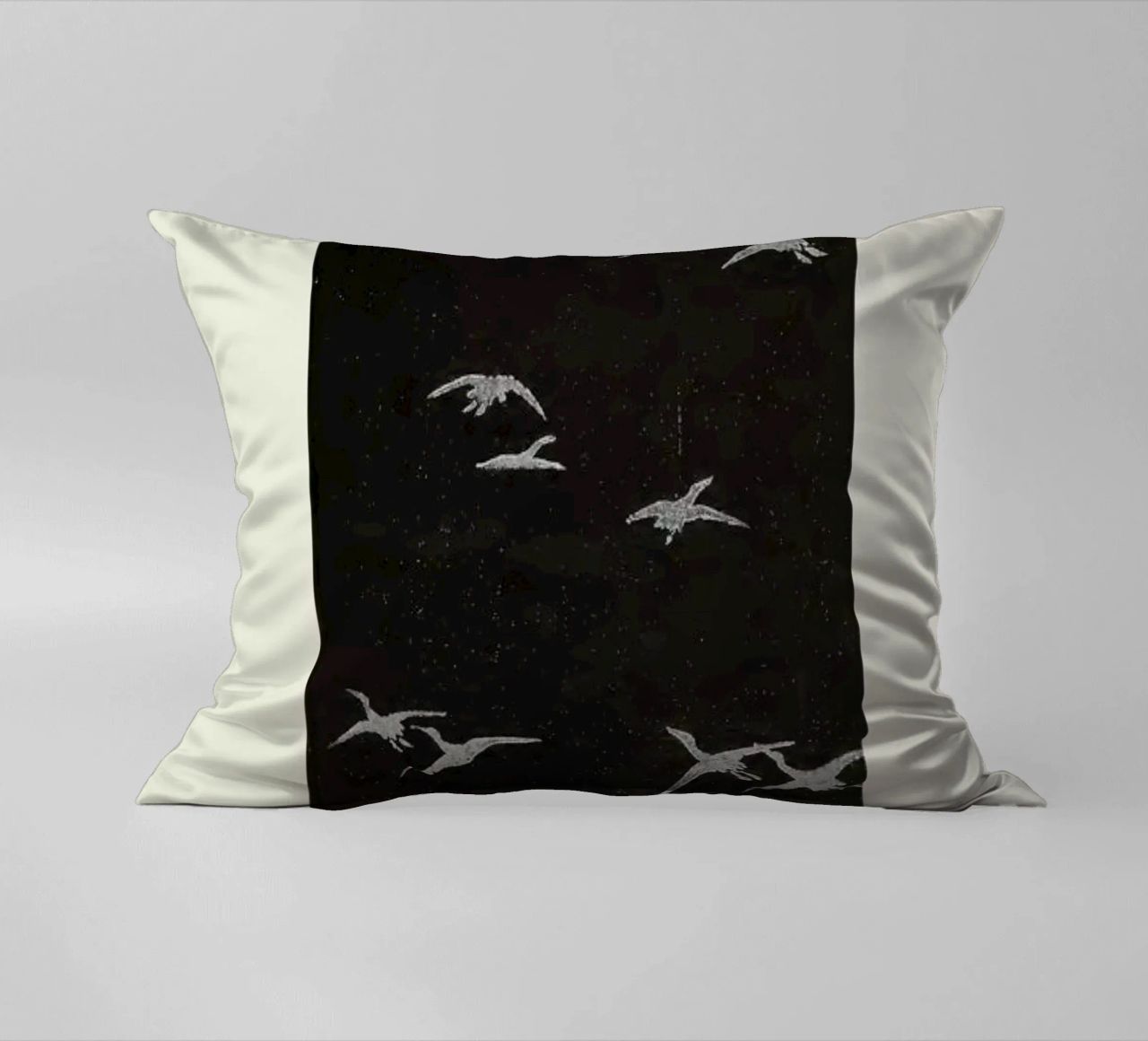 Shin-Bijutsukai - In Flight cuscino da Vintage by JUNIQE