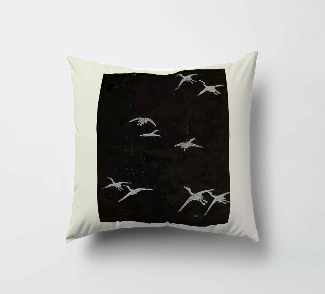 Shin-Bijutsukai - In Flight cuscino da Vintage by JUNIQE