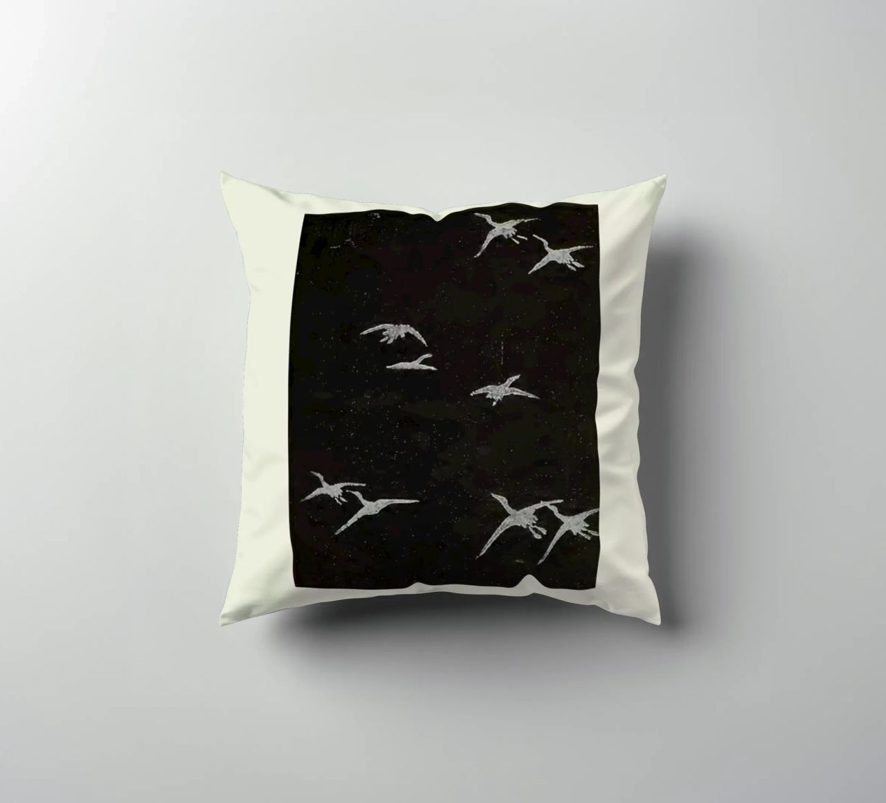 Shin-Bijutsukai - In Flight cuscino da Vintage by JUNIQE
