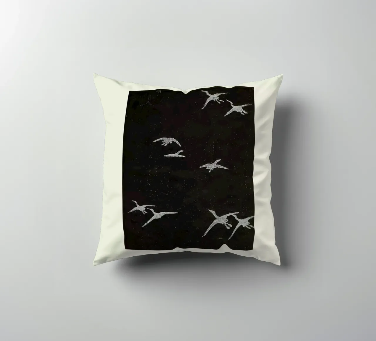Shin-Bijutsukai - In Flight cuscino da Vintage by JUNIQE
