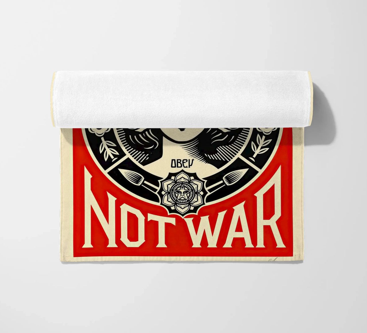 MACHT KUNST STATT KRIEG Strandtuch von American Poster
