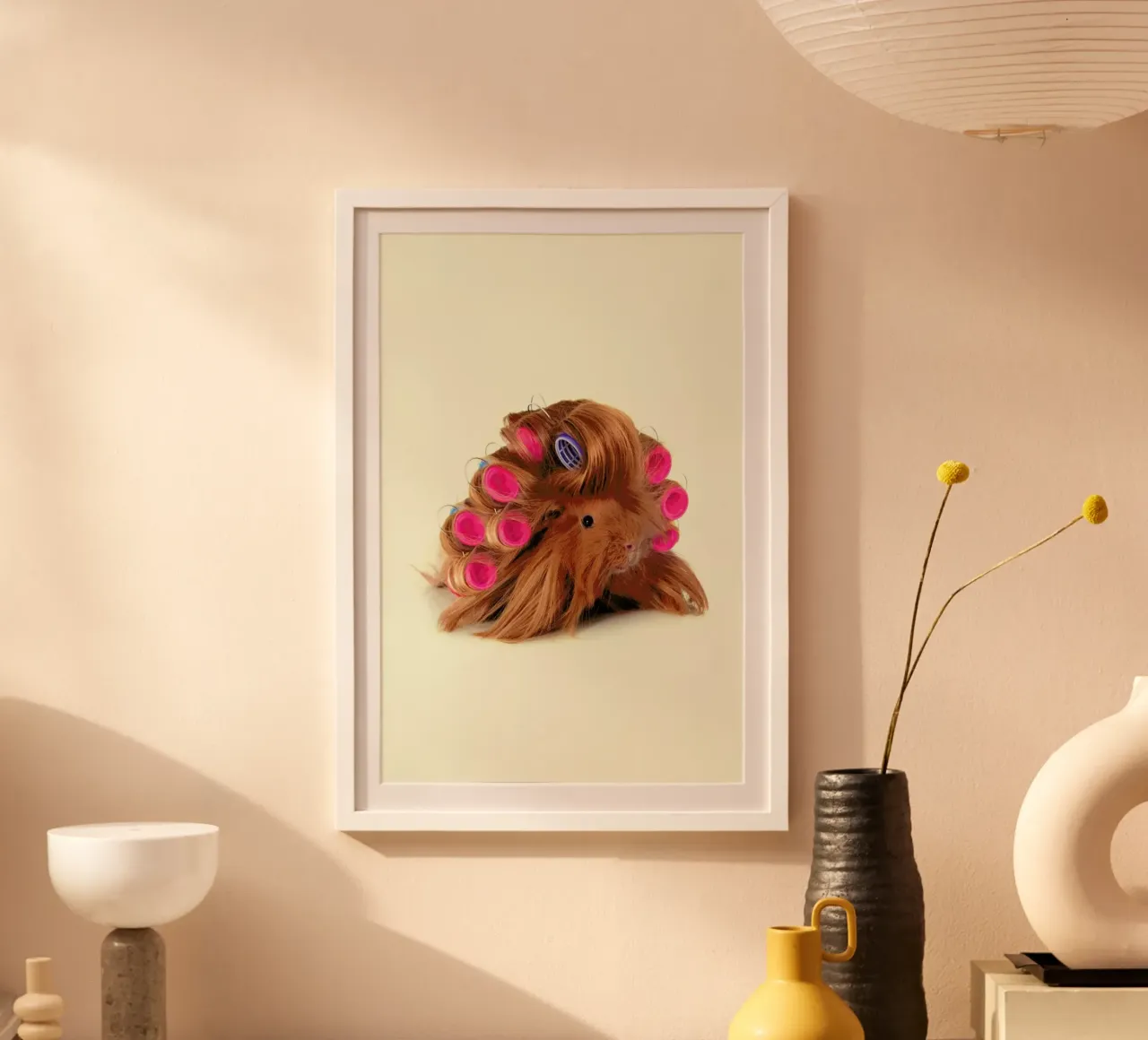 Curly Guineapig poster con telaio in legno da Paul Fuentes Design