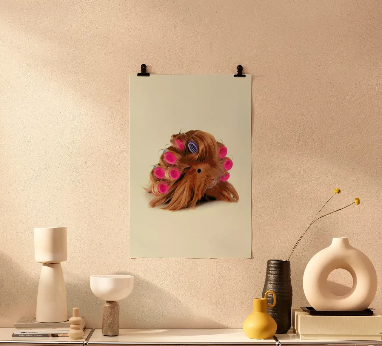 Curly Guineapig poster con telaio in legno da Paul Fuentes Design