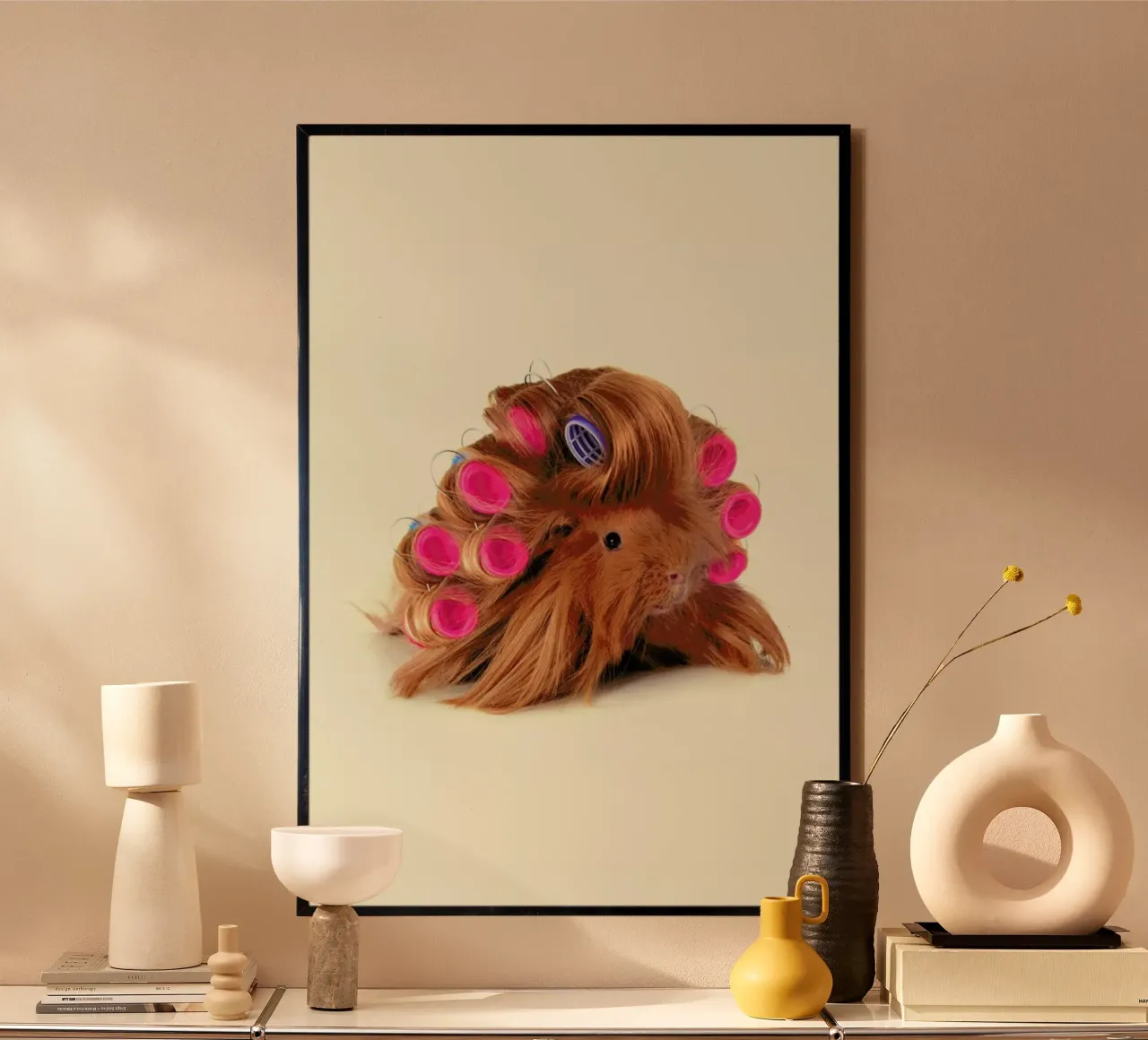 Curly Guineapig poster con telaio in legno da Paul Fuentes Design