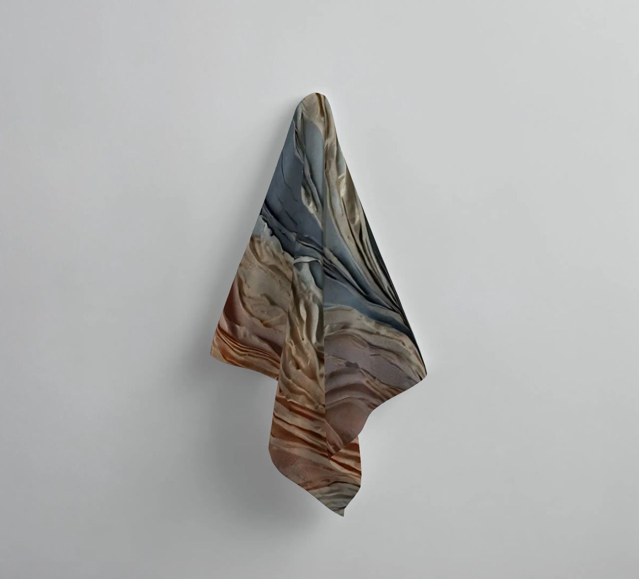 Abstract getextureerd kunstwerk met gelaagde verf in warme badhanddoek van DesignDoodle