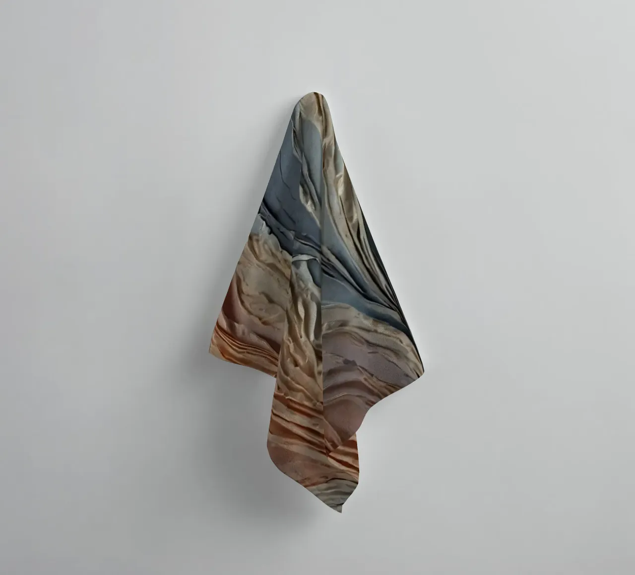 Obra de arte abstracta con capas de pintura en tonos cálidos. toalla de baño de DesignDoodle